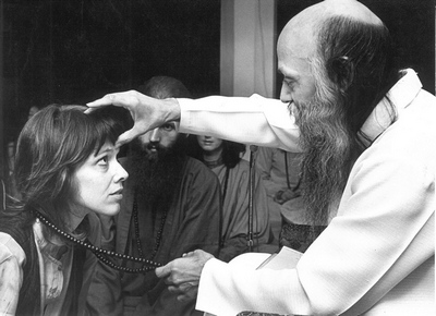 Ma Madita taking Sannyas from Osho